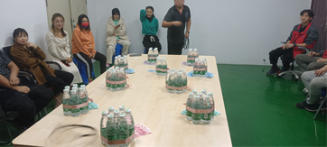 這家公司真土豪，套圈竟用現(xiàn)金當(dāng)禮品！
